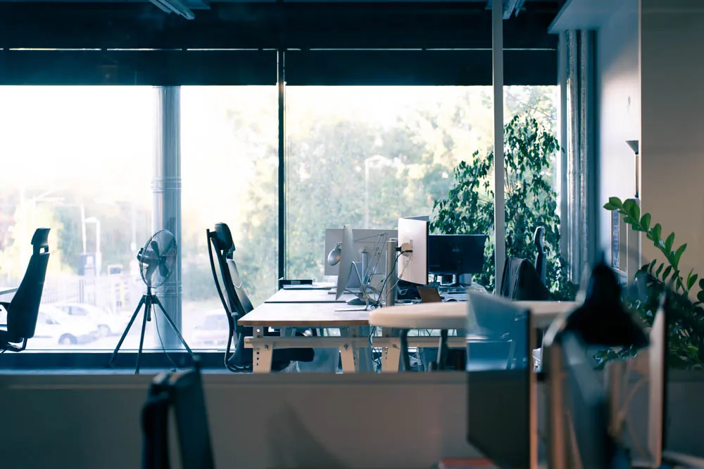 Les postes de travail à contre-jour devant la grande baie vitrée