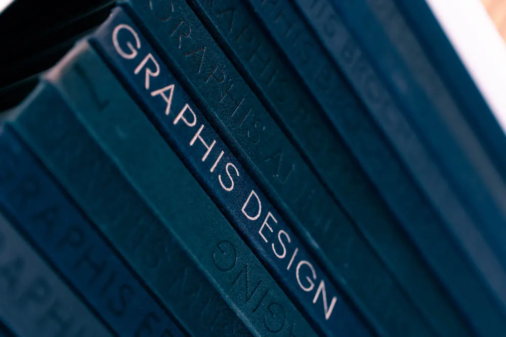 Une pile de volumes Graphis Design, tranches bleu nuit